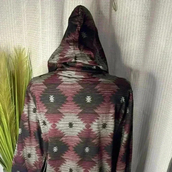 New QUILTED GIRAFFE Men’s Size Medium Hooded Sweater Burgendy Aztec Design NWT - Picture 5 of 10